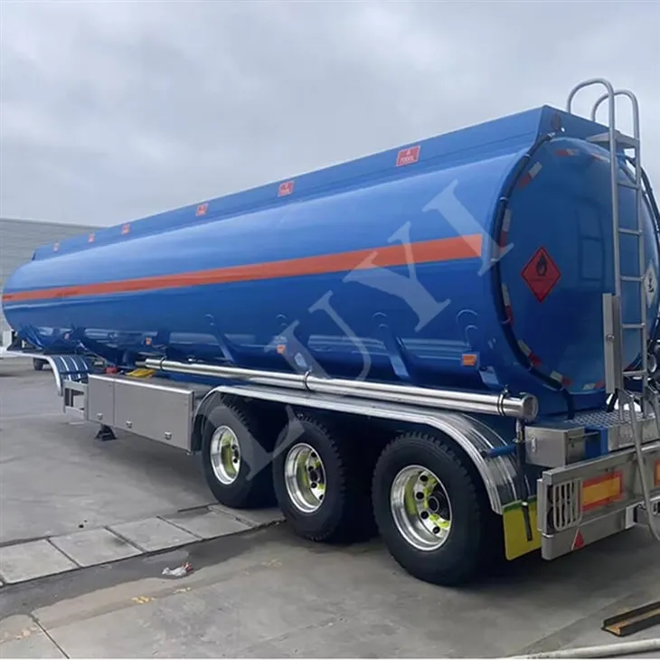 3-ośowa, 7-przedziałowa naczepa ze zbiornikiem oleju o pojemności 40 000 litrów