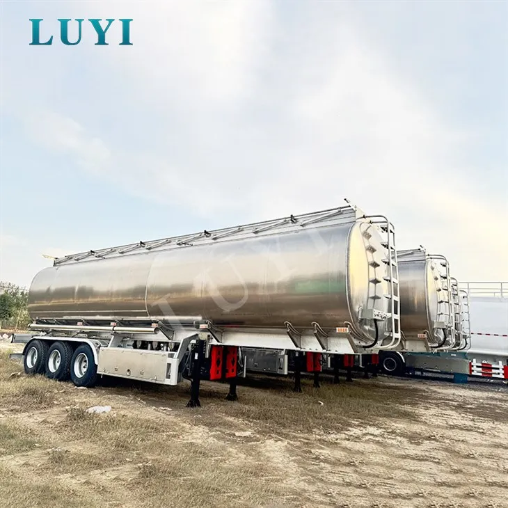 Całkowicie-aluminiowa, trzy-osiowa cysterna na ropę